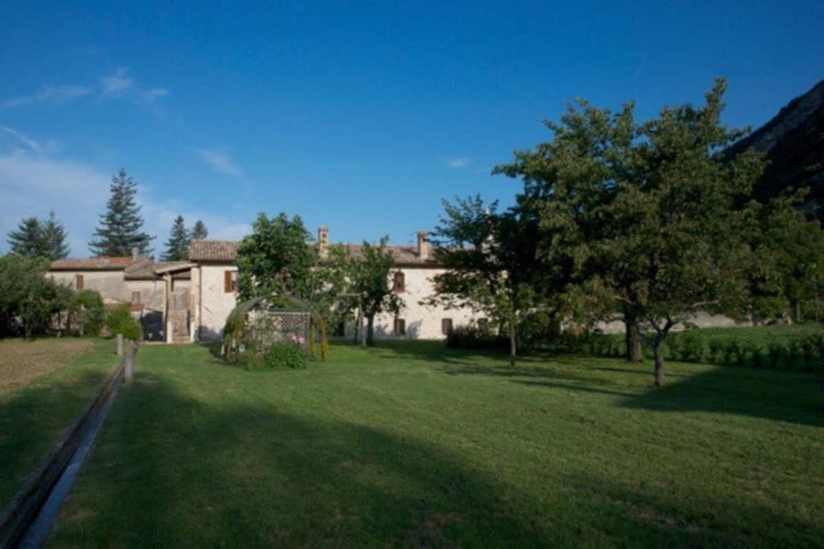 Casa Ridente Nella Valle Del Menotre Con Giardino Pale Eksteriør billede